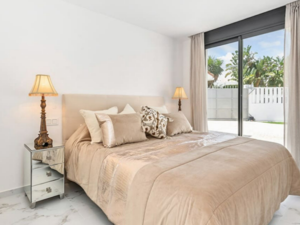 FOR SALE 🏡 Refurbished Four-Bedroom Single-Level Villa 400 m from the Beach – Guadalmina Baja, Marbella 🇪🇸