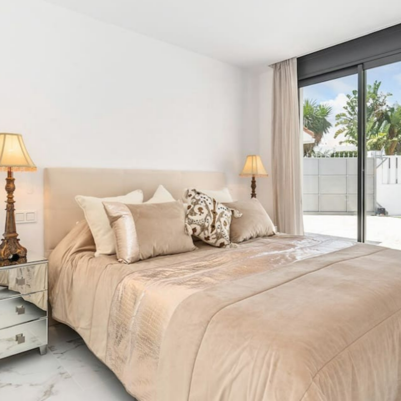 FOR SALE 🏡 Refurbished Four-Bedroom Single-Level Villa 400 m from the Beach – Guadalmina Baja, Marbella 🇪🇸