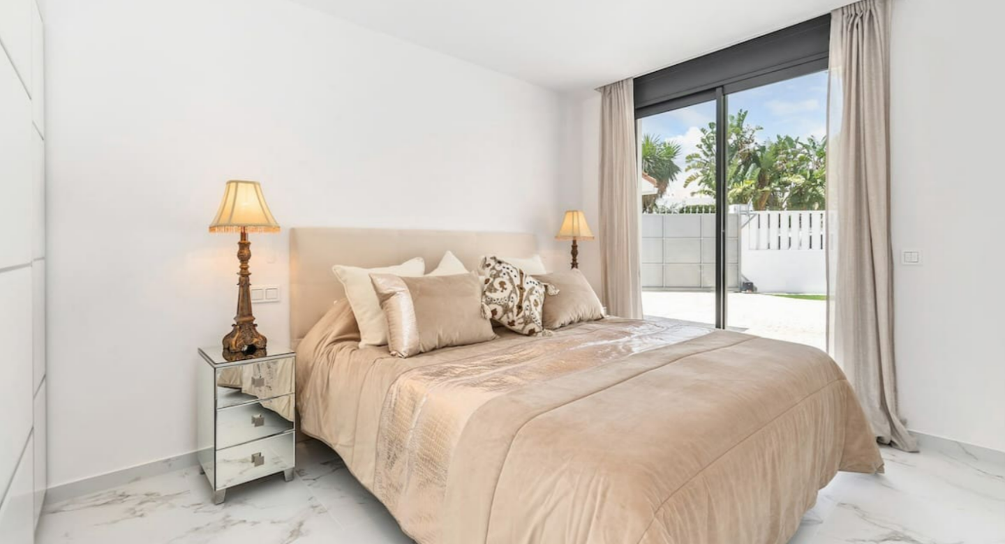 FOR SALE 🏡 Refurbished Four-Bedroom Single-Level Villa 400 m from the Beach – Guadalmina Baja, Marbella 🇪🇸