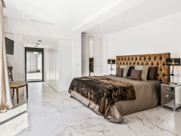 FOR SALE 🏡 Refurbished Four-Bedroom Single-Level Villa 400 m from the Beach – Guadalmina Baja, Marbella 🇪🇸