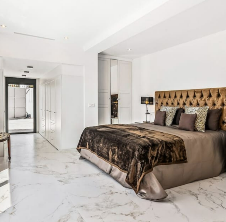FOR SALE 🏡 Refurbished Four-Bedroom Single-Level Villa 400 m from the Beach – Guadalmina Baja, Marbella 🇪🇸