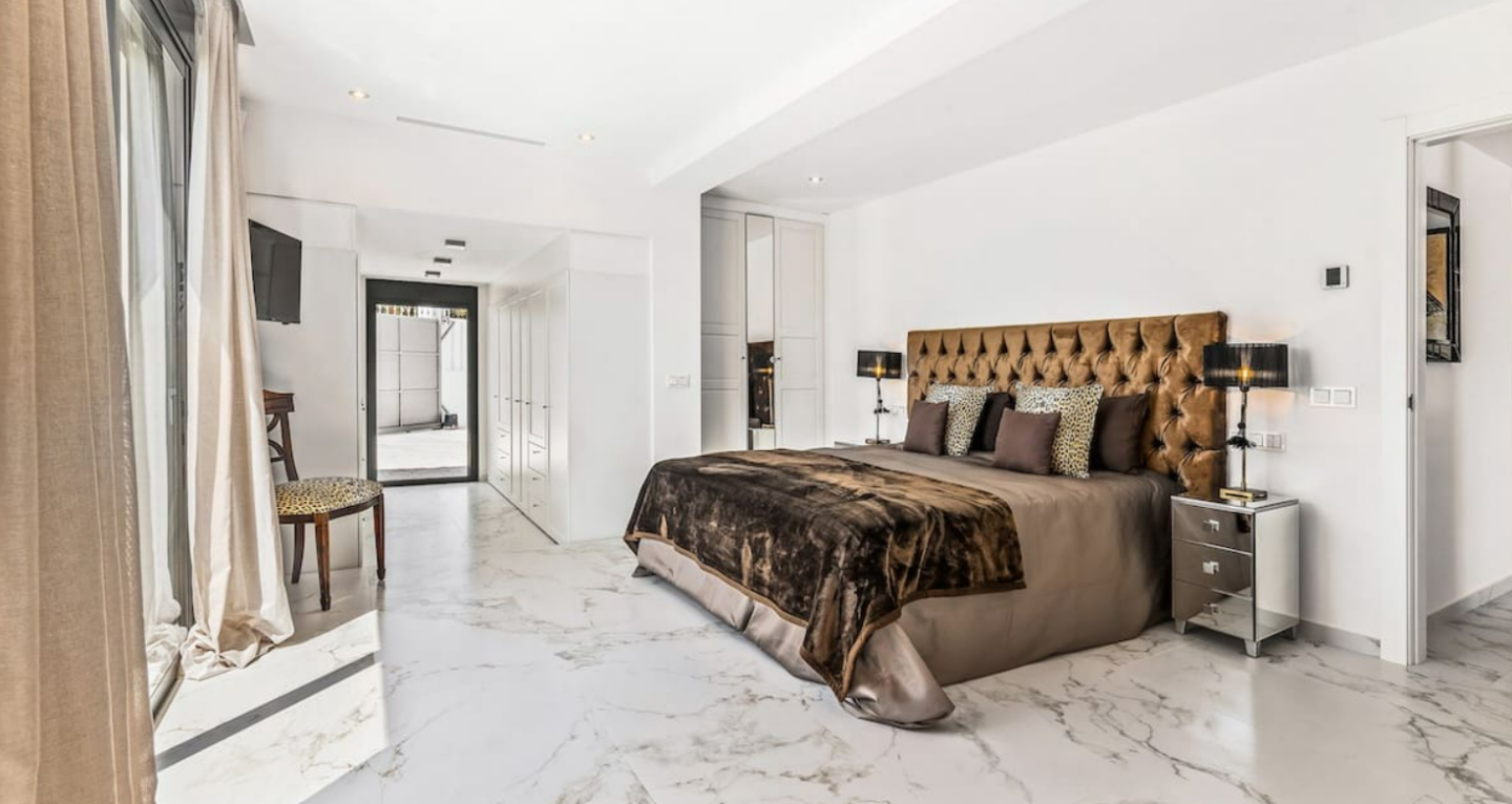 FOR SALE 🏡 Refurbished Four-Bedroom Single-Level Villa 400 m from the Beach – Guadalmina Baja, Marbella 🇪🇸