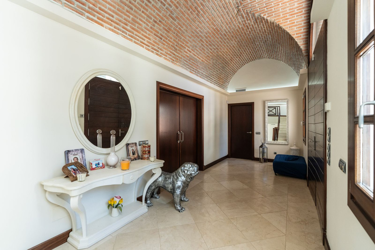 Andalusian villa for sale in El Paraíso, Estepona