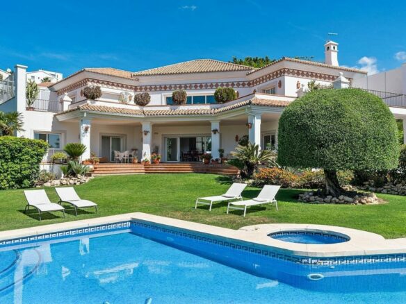 Andalusian villa with sea views and pool in El Paraiso Alto, Benahavis