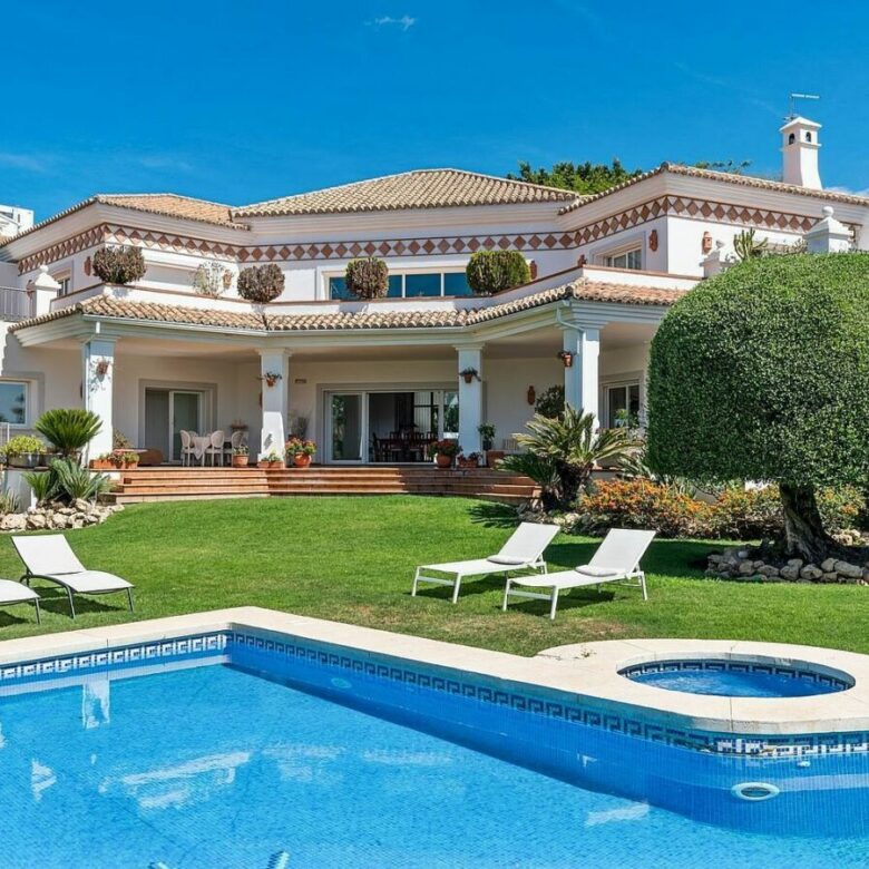 FOR SALE 🏡 Six-Bedroom Andalusian Villa with Sea Views and Wraparound Terrace – El Paraíso Alto, Benahavís 🇪🇸
