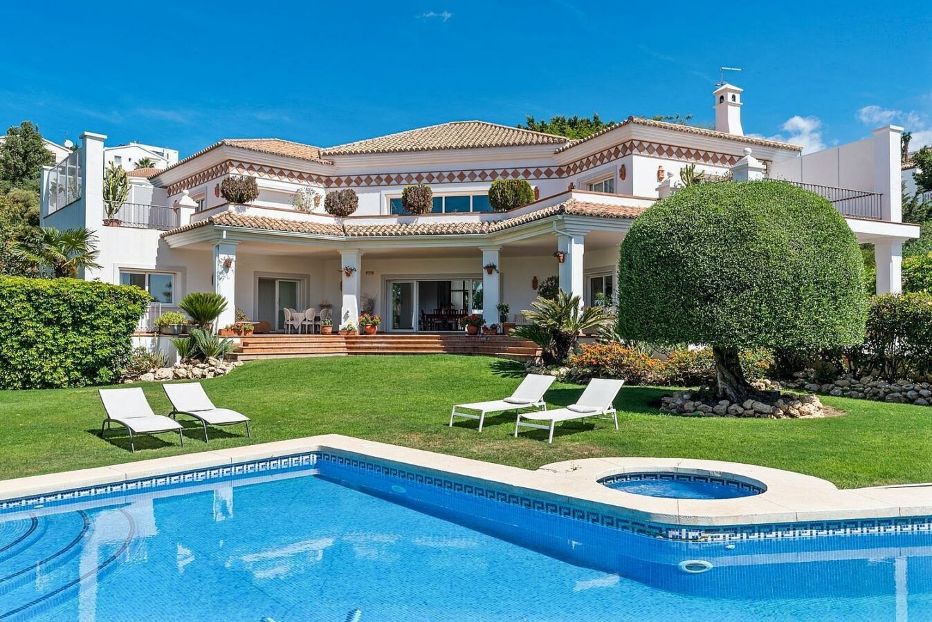 Andalusian villa with sea views and pool in El Paraiso Alto, Benahavis