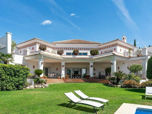 Andalusian villa with sea views and pool in El Paraiso Alto, Benahavis