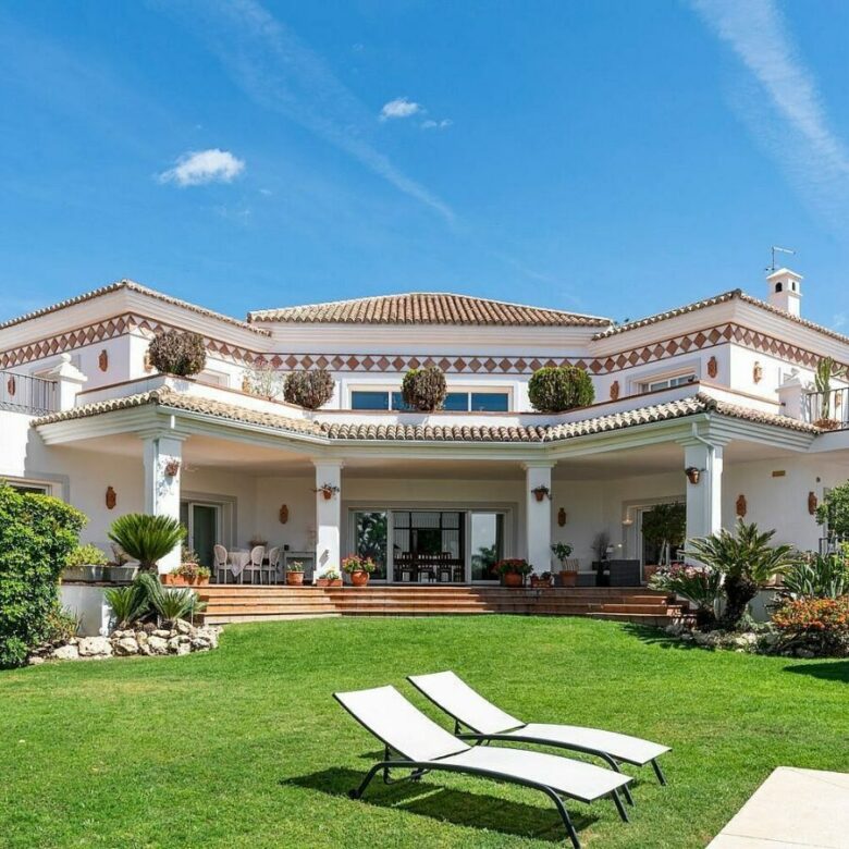 Andalusian villa with sea views and pool in El Paraiso Alto, Benahavis