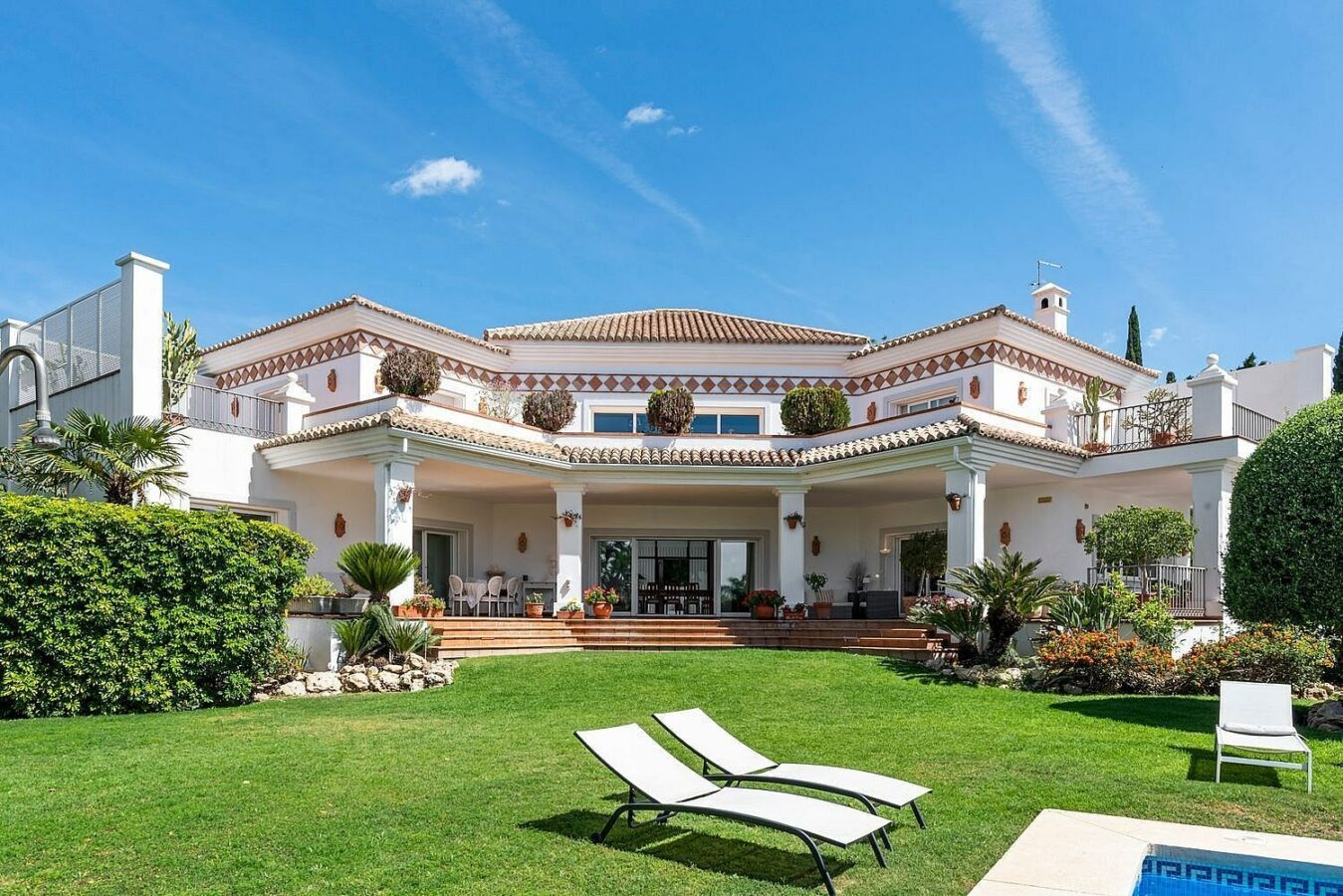 Andalusian villa with sea views and pool in El Paraiso Alto, Benahavis