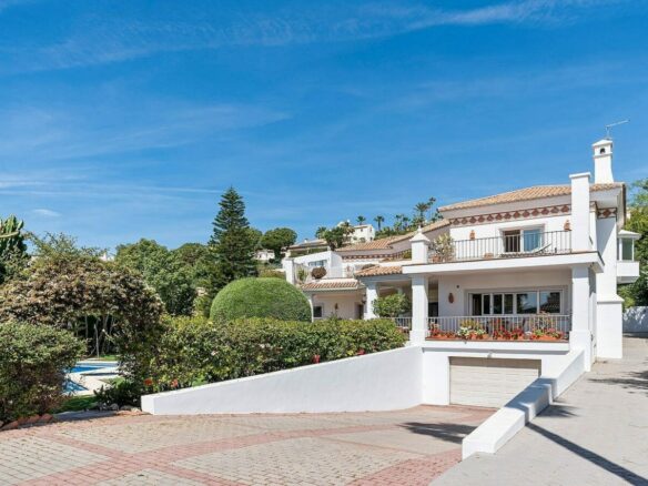 Andalusian villa with sea views and pool in El Paraiso Alto, Benahavis