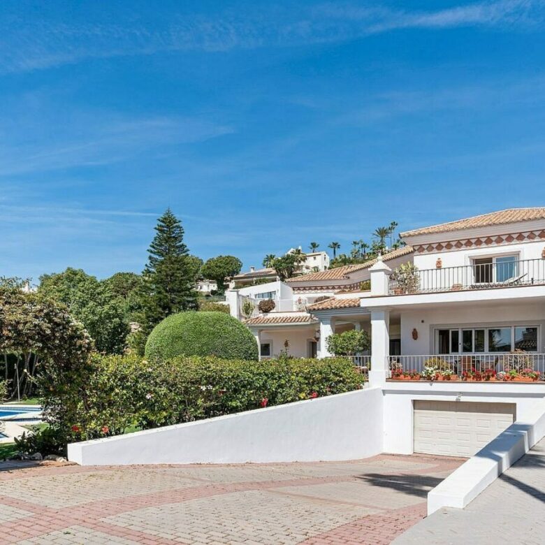 Andalusian villa with sea views and pool in El Paraiso Alto, Benahavis