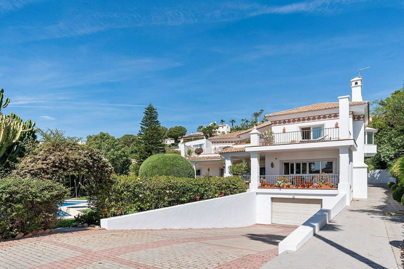 Andalusian villa with sea views and pool in El Paraiso Alto, Benahavis