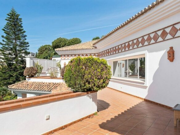 Andalusian villa with sea views and pool in El Paraiso Alto, Benahavis