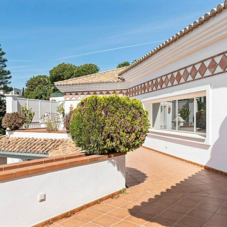 Andalusian villa with sea views and pool in El Paraiso Alto, Benahavis
