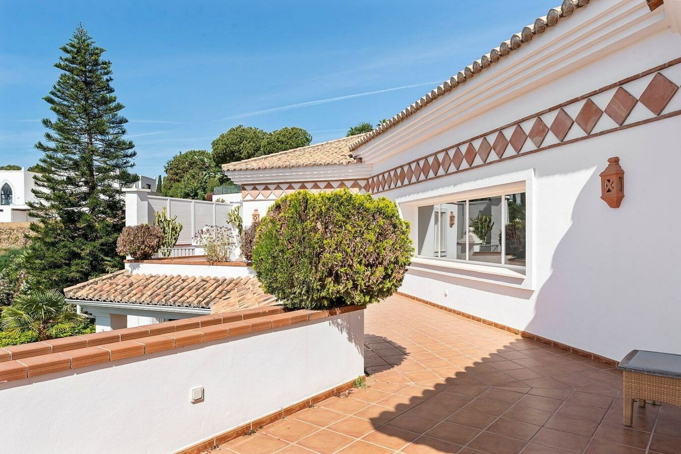 Andalusian villa with sea views and pool in El Paraiso Alto, Benahavis