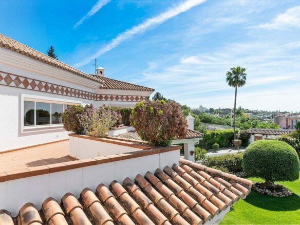 Andalusian villa with sea views and pool in El Paraiso Alto, Benahavis