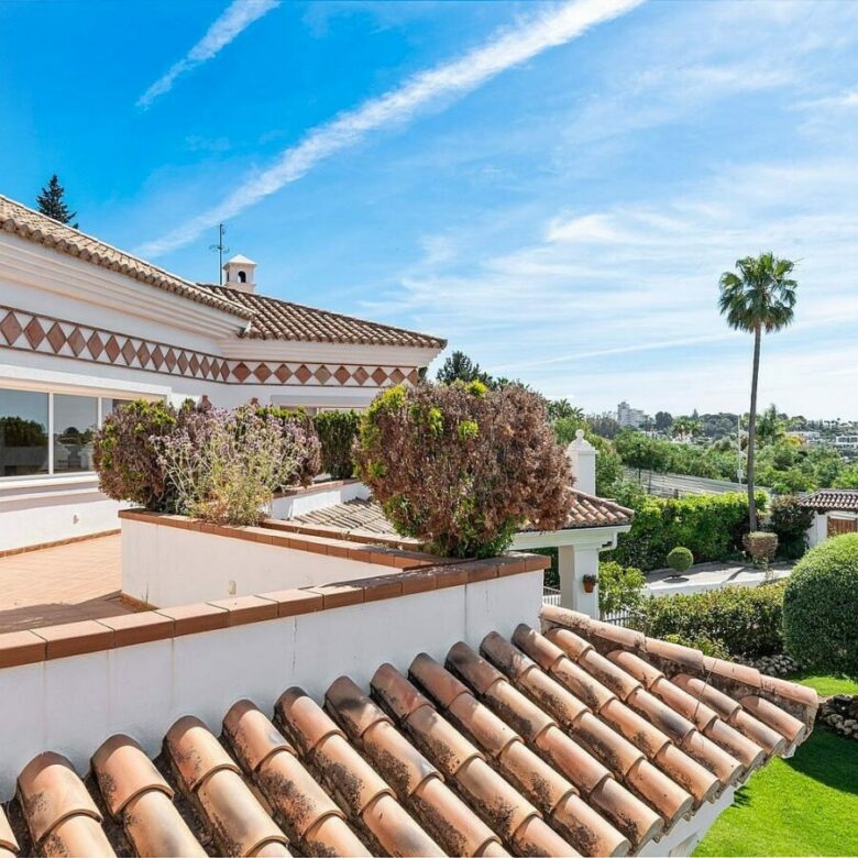 Andalusian villa with sea views and pool in El Paraiso Alto, Benahavis