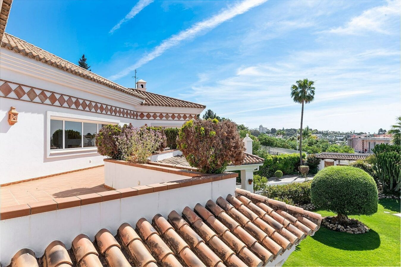Andalusian villa with sea views and pool in El Paraiso Alto, Benahavis