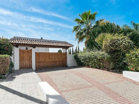 Andalusian villa with sea views and pool in El Paraiso Alto, Benahavis