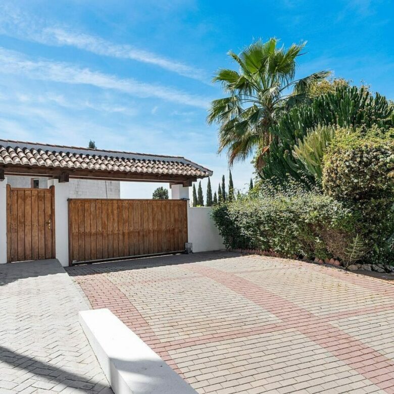 Andalusian villa with sea views and pool in El Paraiso Alto, Benahavis