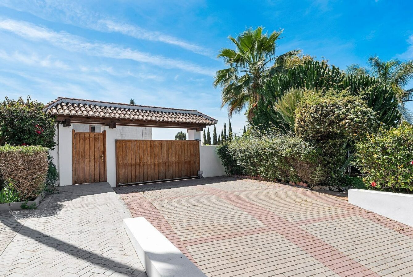 Andalusian villa with sea views and pool in El Paraiso Alto, Benahavis