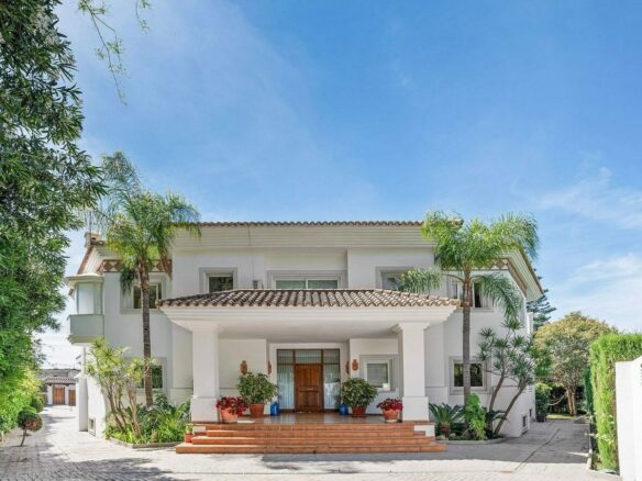 Andalusian villa with sea views and pool in El Paraiso Alto, Benahavis