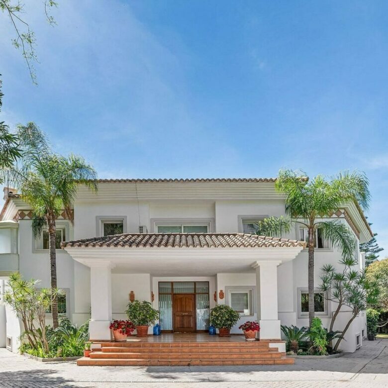 Andalusian villa with sea views and pool in El Paraiso Alto, Benahavis