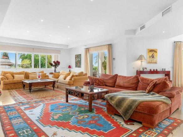 Andalusian villa with sea views and pool in El Paraiso Alto, Benahavis