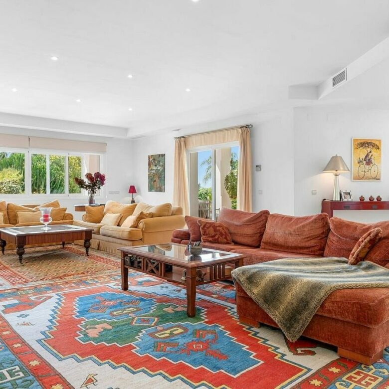 Andalusian villa with sea views and pool in El Paraiso Alto, Benahavis
