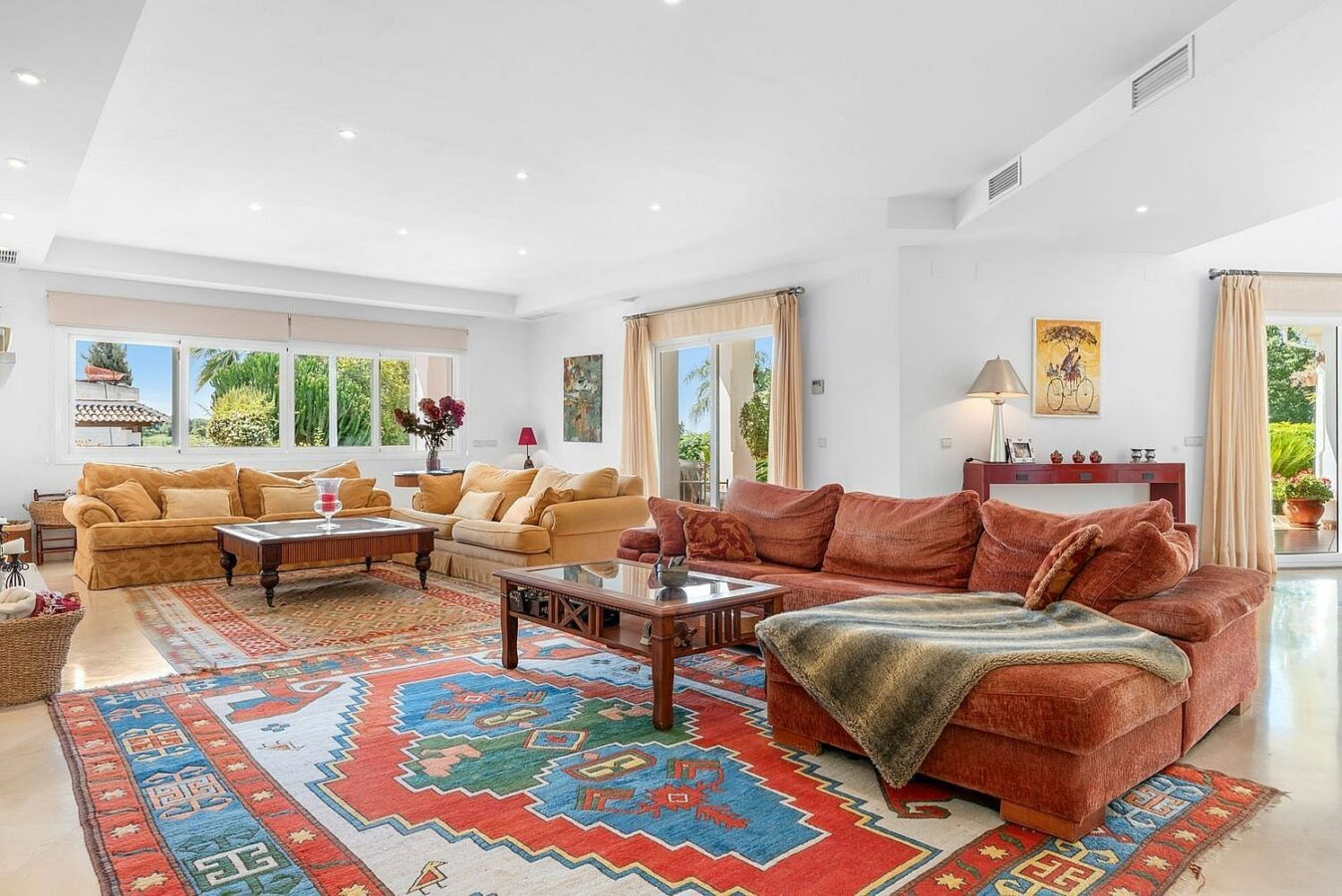 Andalusian villa with sea views and pool in El Paraiso Alto, Benahavis