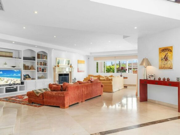 Andalusian villa with sea views and pool in El Paraiso Alto, Benahavis