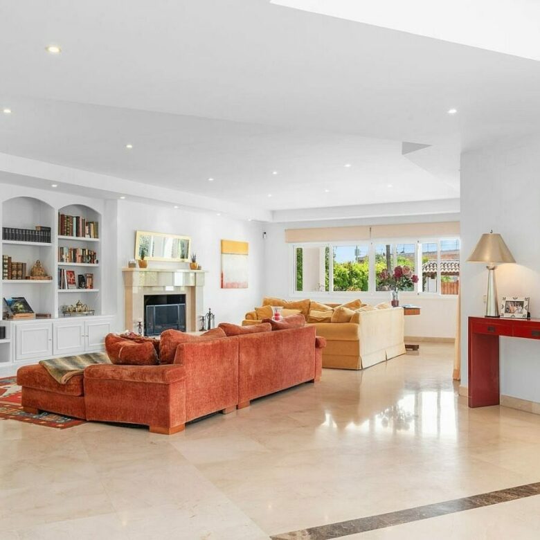 Andalusian villa with sea views and pool in El Paraiso Alto, Benahavis