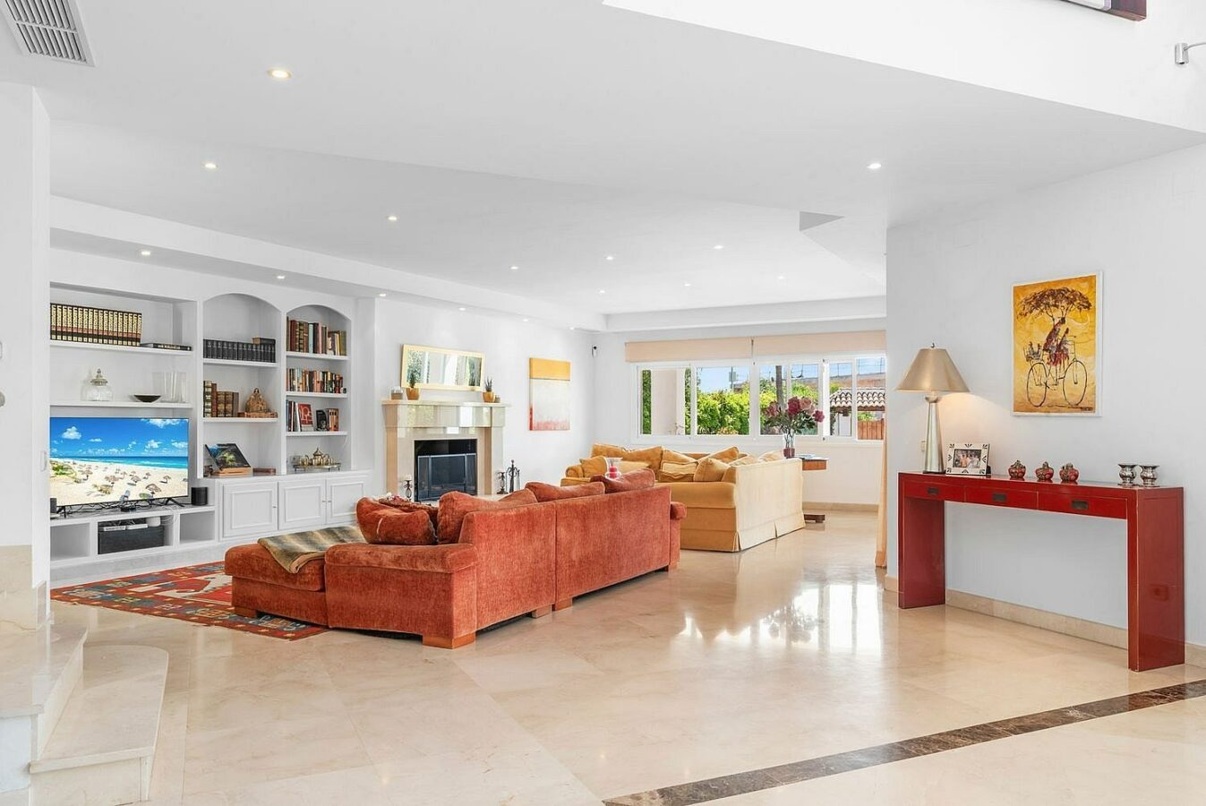 Andalusian villa with sea views and pool in El Paraiso Alto, Benahavis