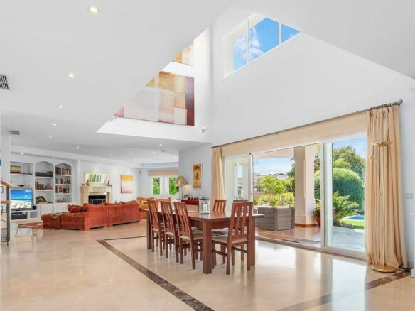 Andalusian villa with sea views and pool in El Paraiso Alto, Benahavis