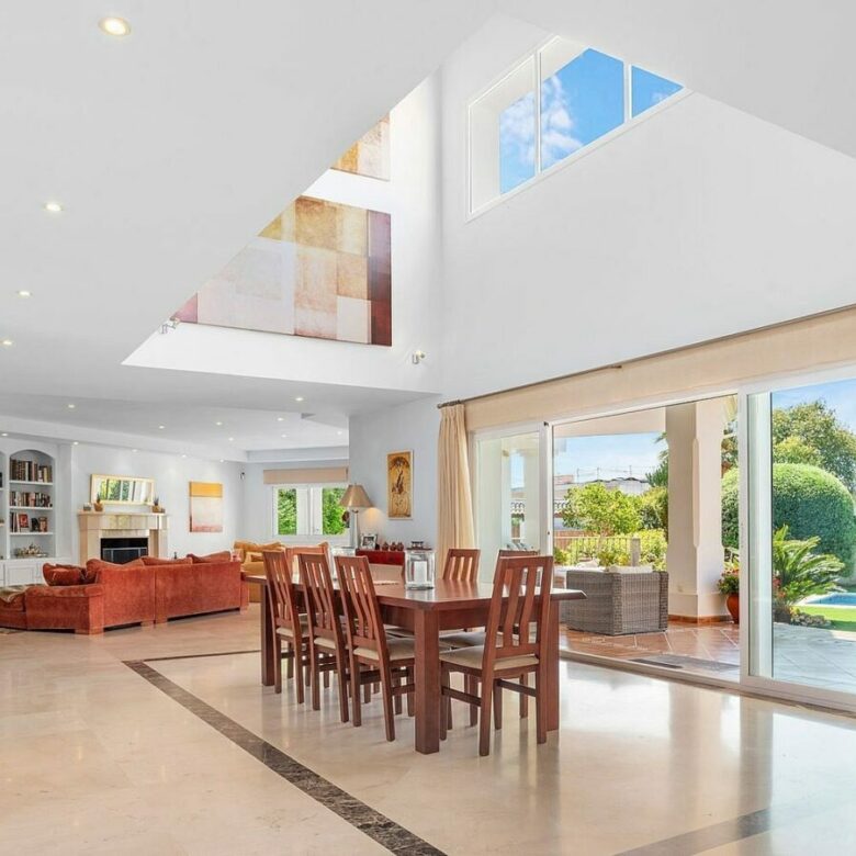 Andalusian villa with sea views and pool in El Paraiso Alto, Benahavis