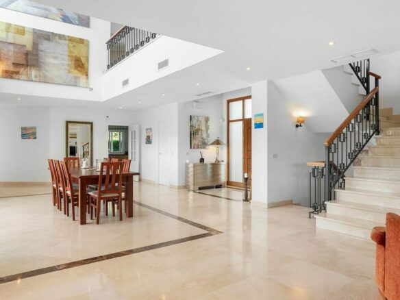 Andalusian villa with sea views and pool in El Paraiso Alto, Benahavis
