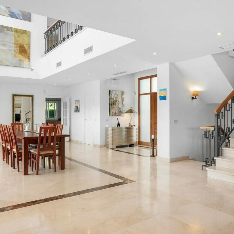 Andalusian villa with sea views and pool in El Paraiso Alto, Benahavis