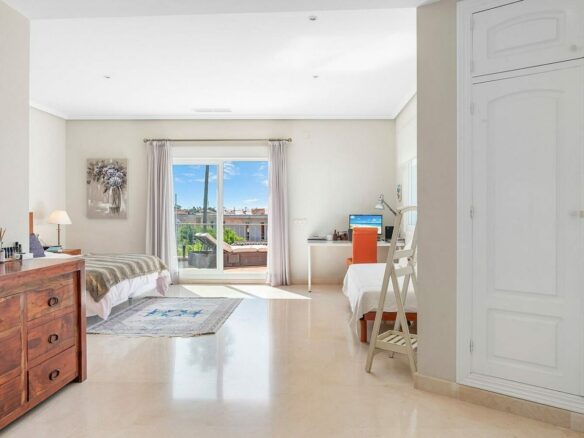 Andalusian villa with sea views and pool in El Paraiso Alto, Benahavis
