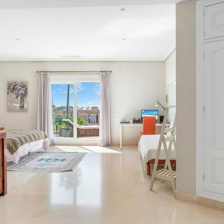 Andalusian villa with sea views and pool in El Paraiso Alto, Benahavis