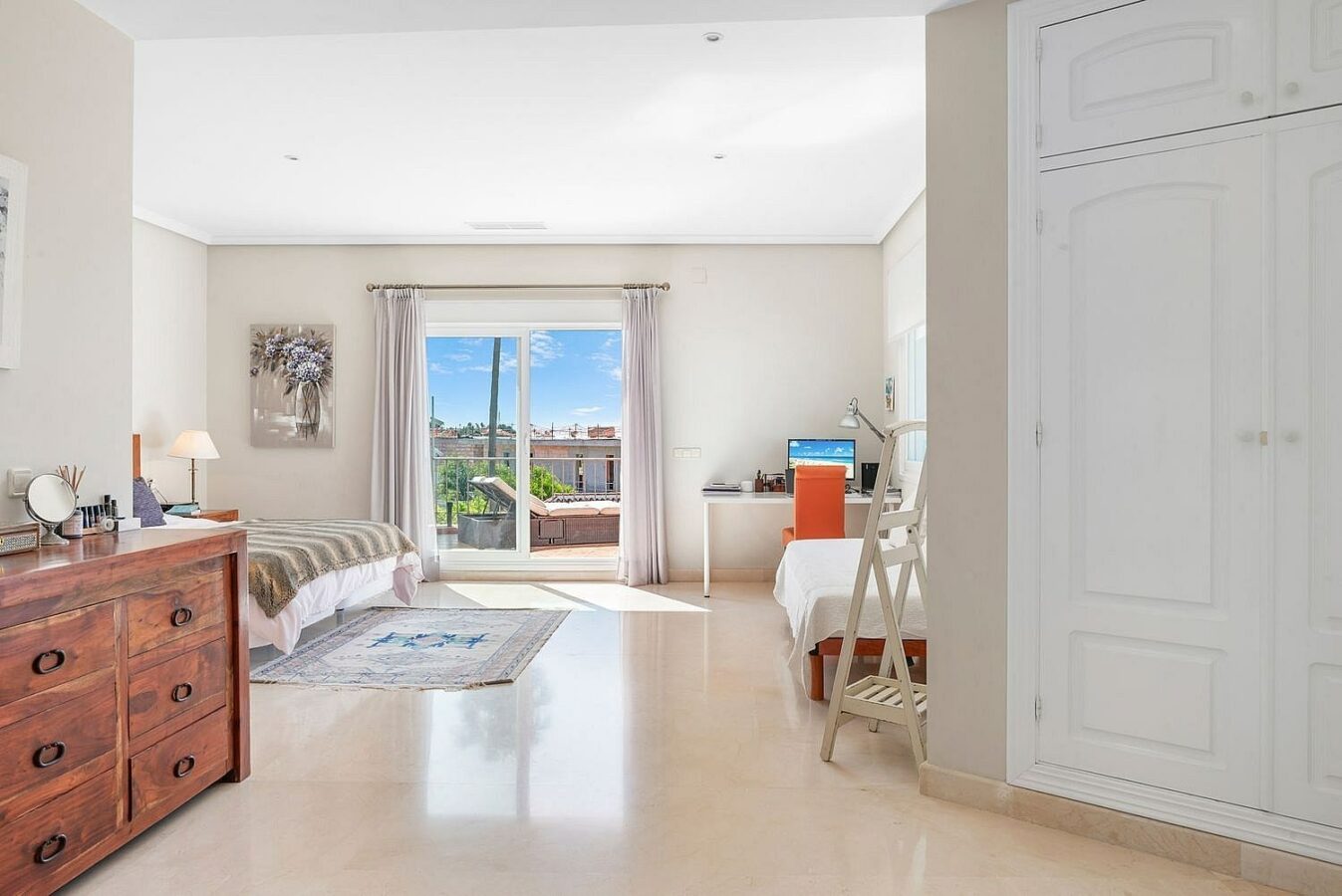 Andalusian villa with sea views and pool in El Paraiso Alto, Benahavis