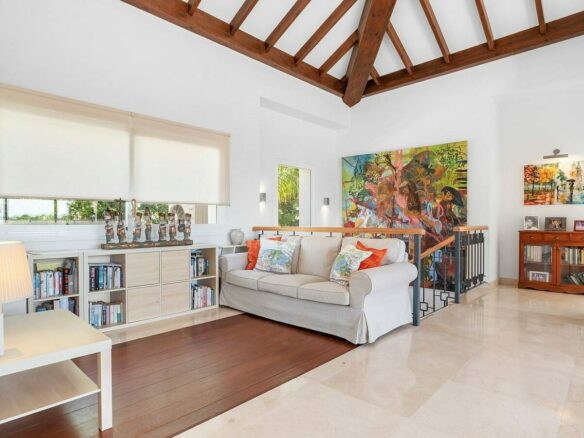 Andalusian villa with sea views and pool in El Paraiso Alto, Benahavis