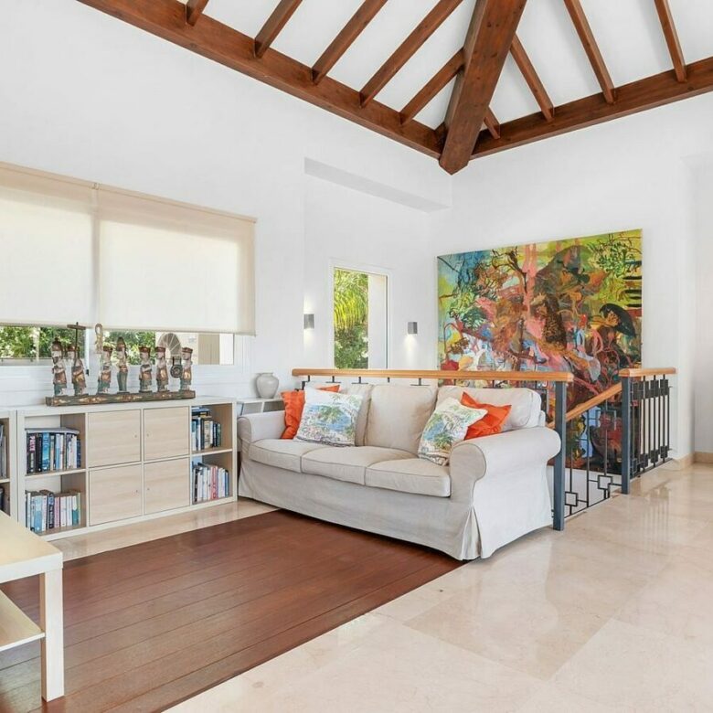 Andalusian villa with sea views and pool in El Paraiso Alto, Benahavis
