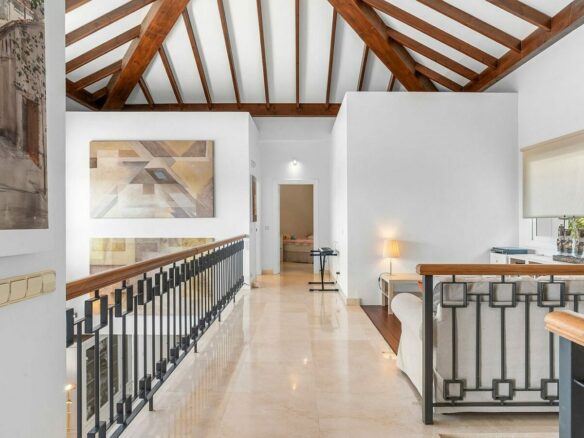 Andalusian villa with sea views and pool in El Paraiso Alto, Benahavis