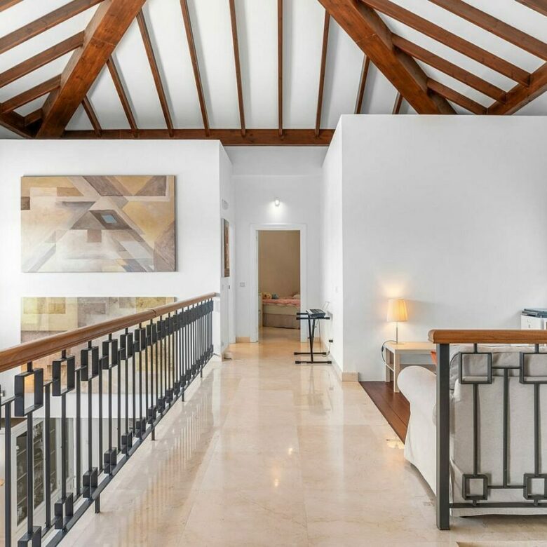 Andalusian villa with sea views and pool in El Paraiso Alto, Benahavis