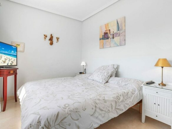 Andalusian villa with sea views and pool in El Paraiso Alto, Benahavis