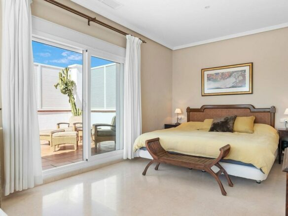 Andalusian villa with sea views and pool in El Paraiso Alto, Benahavis