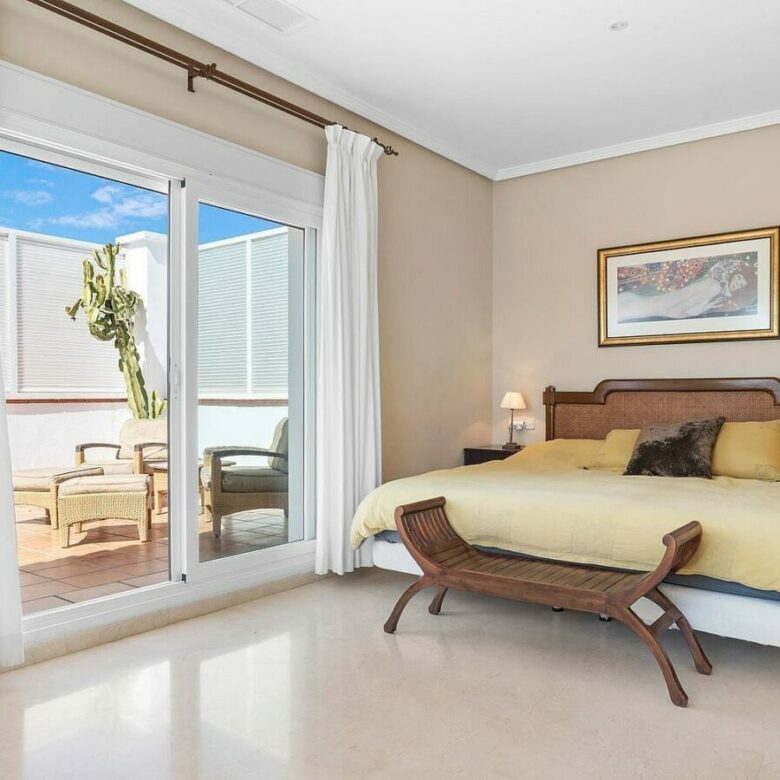 Andalusian villa with sea views and pool in El Paraiso Alto, Benahavis