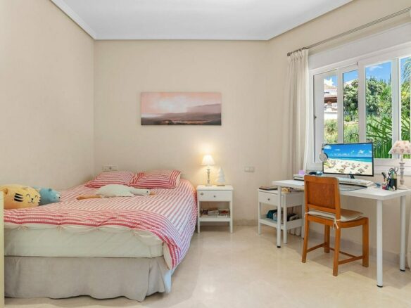Andalusian villa with sea views and pool in El Paraiso Alto, Benahavis