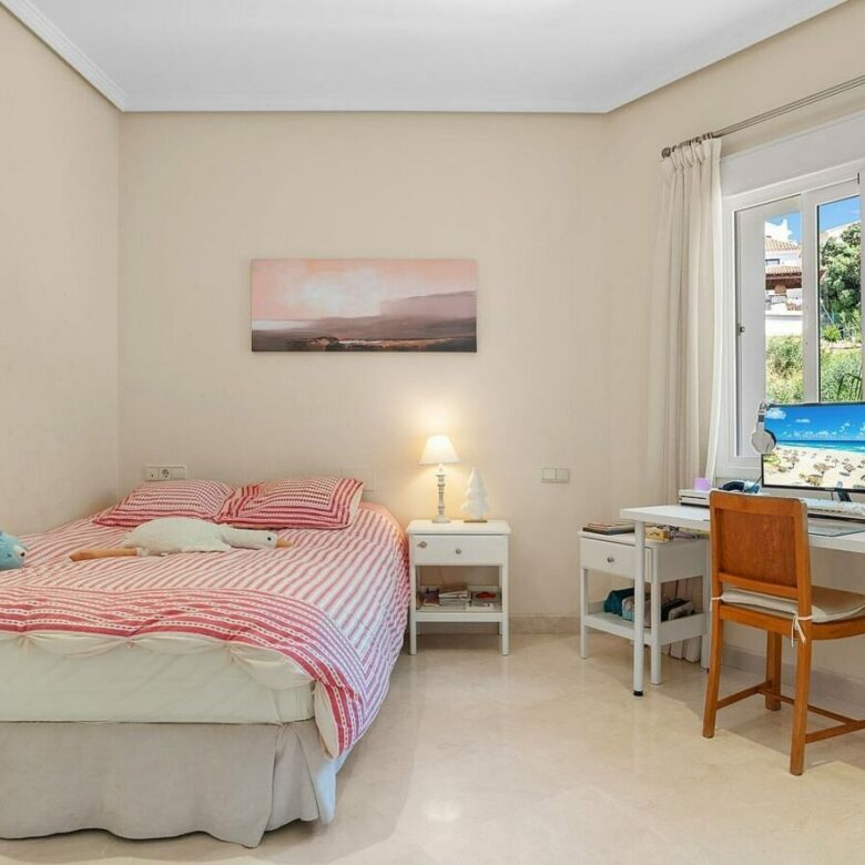 Andalusian villa with sea views and pool in El Paraiso Alto, Benahavis