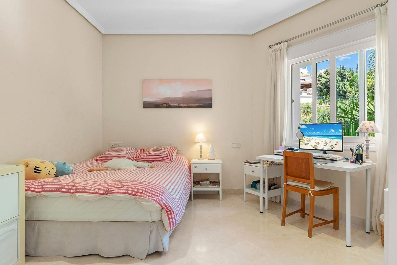 Andalusian villa with sea views and pool in El Paraiso Alto, Benahavis